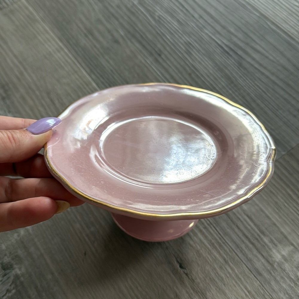 Small elevated cake tray